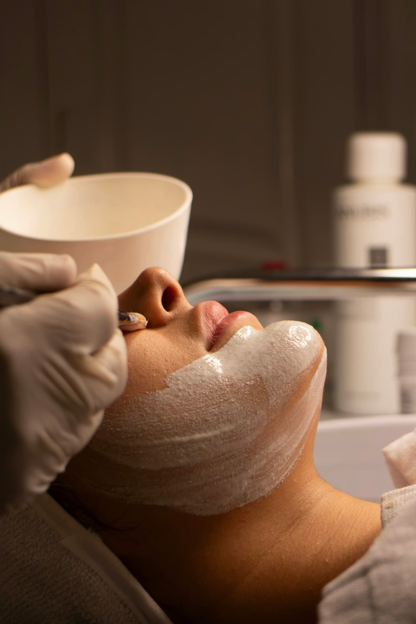 Tratamiento facial en una clínica de medicina estética